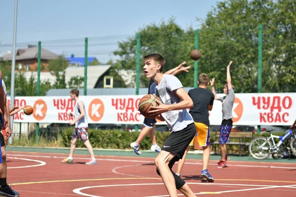 Orenburg Rusia Julio 2017 Año Los Hombres Juegan Street Basketball —  Fotos de Stock