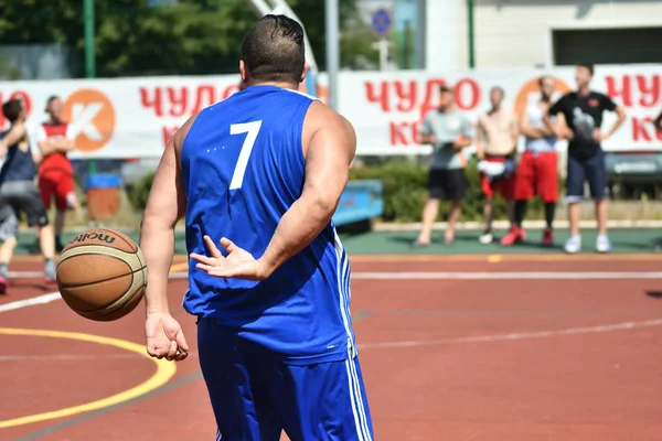 オレンブルク ロシア連邦 2017 男性夏ストリート バスケット ボール リーグの第 ラウンドでストリート バスケット ボールを再生します — ストック写真