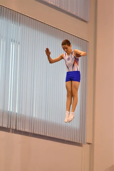 Orenburg Russia December 2016 Boys Compete Jumping Trampoline Competitions Orenburg — Stock Photo, Image