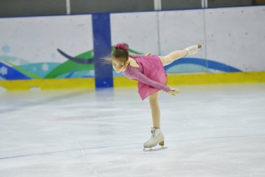 Orenburg, Rusya Federasyonu - 31 Mart 2018 yıl: kız rekabet Artistik Patinaj 