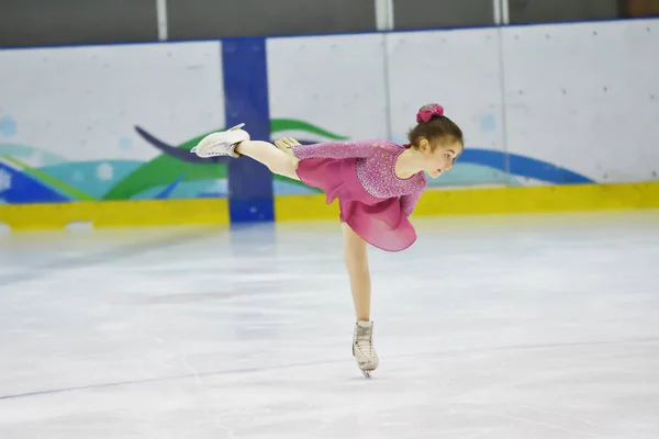 Orenburg Rusia Marzo 2018 Año Las Niñas Compiten Patinaje Artístico —  Fotos de Stock