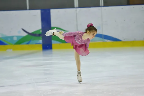 Orenburg Rusia Marzo 2018 Año Las Niñas Compiten Patinaje Artístico —  Fotos de Stock