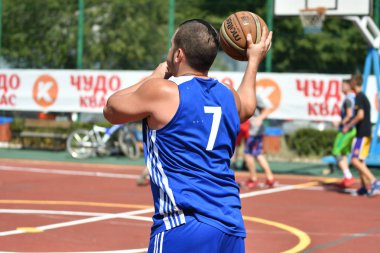 Orenburg, Rusya Federasyonu - 30 Temmuz 2017 yıl: millet, yaz sokak Basketbol Ligi ikinci turunda sokak basketbol oyun
