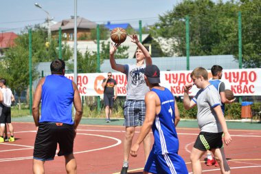 Orenburg, Rusya Federasyonu - 30 Temmuz 2017 yıl: millet, yaz sokak Basketbol Ligi ikinci turunda sokak basketbol oyun