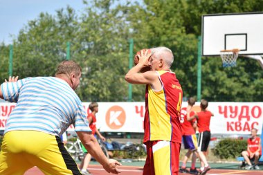 Orenburg, Rusya Federasyonu - 30 Temmuz 2017 yıl: millet, yaz sokak Basketbol Ligi ikinci turunda sokak basketbol oyun