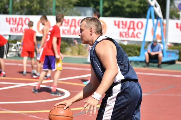 Оренбург Россия Июля 2017 Года Мужчины Играют Уличный Баскетбол Втором — стоковое фото