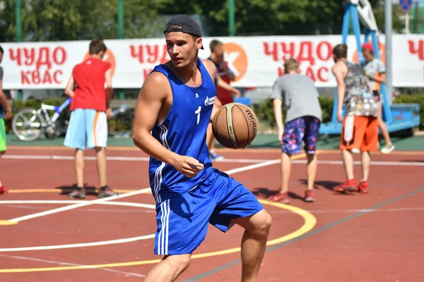 Orenburg Rosja Lipca 2017 Roku Mężczyzn Grać Koszykówkę Street Drugiej — Zdjęcie stockowe
