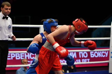 Orenburg, Rusya Federasyonu - 2017 yılı 6 Mayıs: çocuklar boksörler rekabet boks gençler, 1999-2000 d. arasında Rusya Şampiyonası