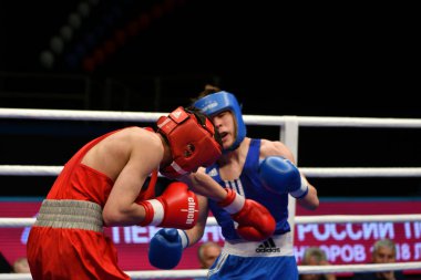 Orenburg, Rusya Federasyonu - 2017 yılı 6 Mayıs: çocuklar boksörler rekabet boks gençler, 1999-2000 d. arasında Rusya Şampiyonası
