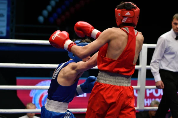 Orenburg, Rusya Federasyonu - 2017 yılı 6 Mayıs: çocuklar boksörler rekabet boks gençler, 1999-2000 d. arasında Rusya Şampiyonası