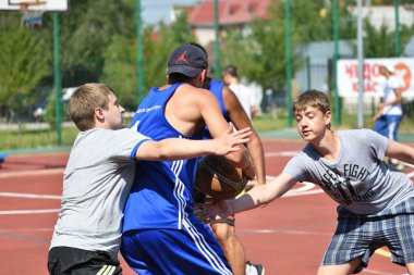 Orenburg, Rusya Federasyonu - 30 Temmuz 2017 yıl: millet, yaz sokak Basketbol Ligi ikinci turunda sokak basketbol oyun