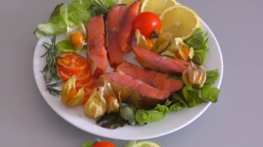 Chinook somon (Lat. Oncorhynchus tshawytscha) taze yeşillik ve sebze füme