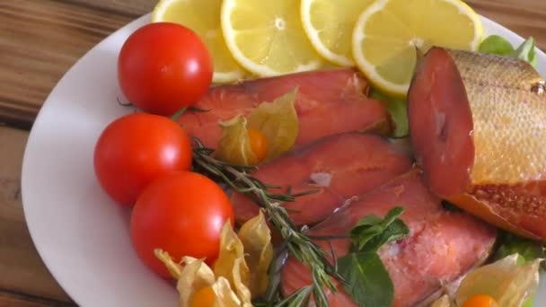 虹鳟鱼 Tshawytscha 烟熏用新鲜的青菜和蔬菜 — 图库视频影像