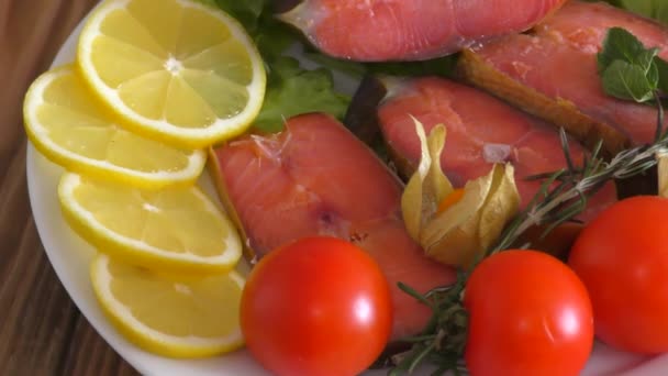 Salmón Chinook Lat Oncorhynchus Tshawytscha Ahumado Con Verduras Verduras Frescas — Vídeos de Stock