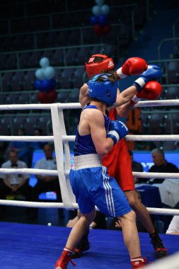 Orenburg, Rusya Federasyonu - 2017 yılı 6 Mayıs: çocuklar boksörler rekabet boks gençler, 1999-2000 d. arasında Rusya Şampiyonası