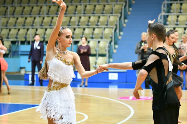 Orenburg Federacja Rosyjska Grudnia 2016 Dziewczyna Chłopak Tańczy Się Otwarte — Zdjęcie stockowe