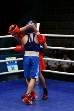 Orenburg, Rusya Federasyonu - 2017 yılı 6 Mayıs: çocuklar boksörler rekabet boks gençler, 1999-2000 d. arasında Rusya Şampiyonası