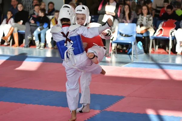 オレンブルク ロシア 1月27 2018年 子供たちはオリンピック準備金Noのチャンピオンシップスクールでテコンドーに出場します — ストック写真