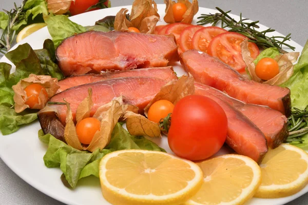 虹鳟鱼 Tshawytscha 烟熏新鲜蔬菜和蔬菜 — 图库照片