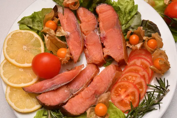虹鳟鱼 Tshawytscha 烟熏新鲜蔬菜和蔬菜 — 图库照片