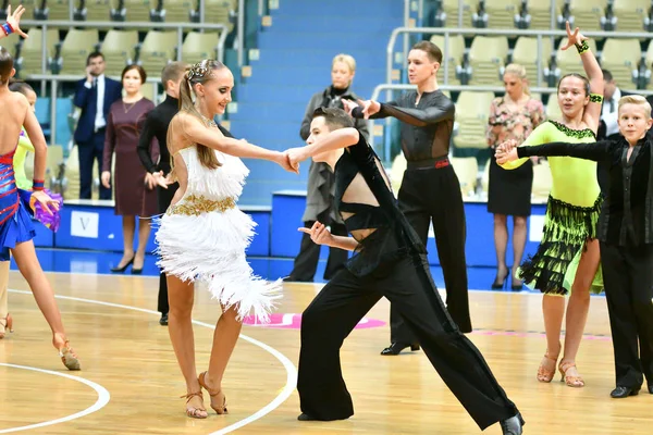 Orenburg Federacja Rosyjska Grudnia 2016 Dziewczyna Chłopak Tańczy Się Otwarte — Zdjęcie stockowe