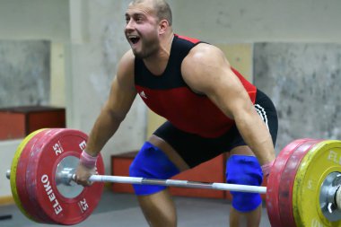 Orenburg, Rusya-15-17 Aralık 2017: Erkekler Kupası ve halter şampiyonluğu arasında 