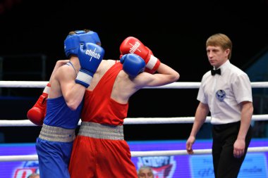 Orenburg, Rusya Federasyonu - 2017 yılı 6 Mayıs: çocuklar boksörler rekabet boks gençler, 1999-2000 d. arasında Rusya Şampiyonası