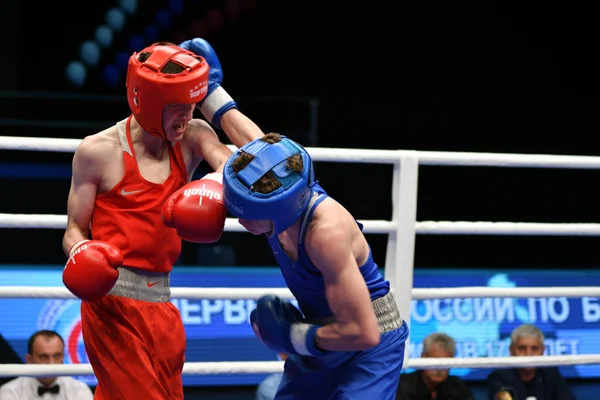 Orenburg, Rusya Federasyonu - 2017 yılı 6 Mayıs: çocuklar boksörler rekabet boks gençler, 1999-2000 d. arasında Rusya Şampiyonası