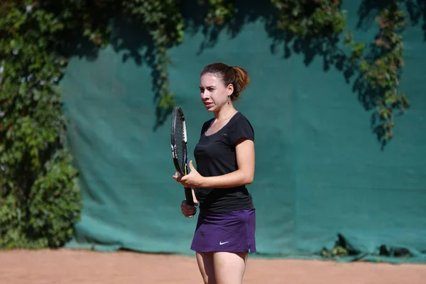 ロシアのオレンブルク 2017年8月15日 女の子がオレンブルク地域のテニス連盟の賞でテニスをする — ストック写真
