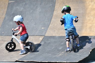 Orenburg, Rusya Federasyonu - 29 Temmuz 2017 yıl: küçük çocuklar öğrenmek Begove üzerinde binmek