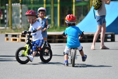 Orenburg, Rusya Federasyonu - 29 Temmuz 2017 yıl: küçük çocuklar öğrenmek Begove üzerinde binmek
