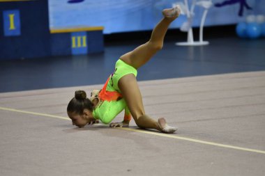 Orenburg, Rusya - 25 Kasım 2017: Kızlar Orenburg bölge şampiyonasında ritmik jimnastik dalında 