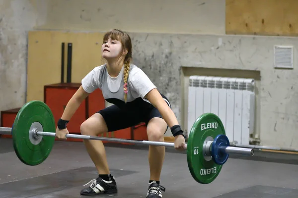 Orenburg ロシア 2017年12月16日 女の子は重量挙げとCuの選手権フィールドで重量挙げで競います — ストック写真