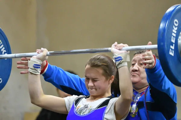 Orenburg ロシア 2017年12月16日 女の子は重量挙げとCuの選手権フィールドで重量挙げで競います — ストック写真