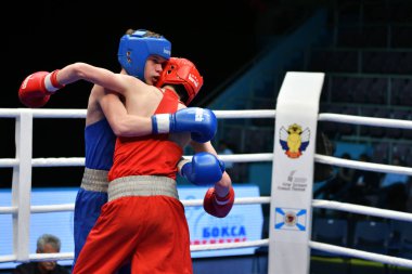 Orenburg, Rusya Federasyonu - 2017 yılı 6 Mayıs: çocuklar boksörler rekabet boks gençler, 1999-2000 d. arasında Rusya Şampiyonası