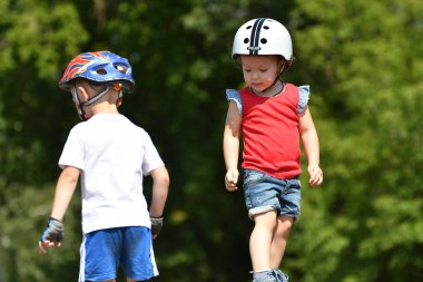 Orenburg, Rusya Federasyonu - 29 Temmuz 2017 yıl: küçük çocuklar öğrenmek Begove üzerinde binmek