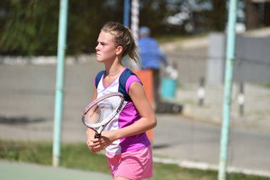 Orenburg, Rusya - 15 Ağustos 2017: Orenburg Bölgesi Tenis Federasyonu ödüllerinde oynayan kız
