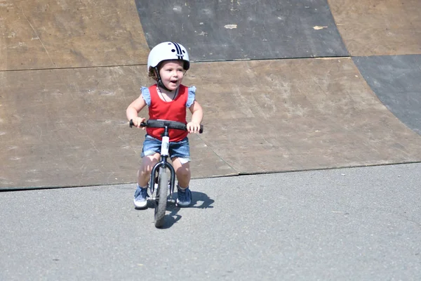 Orenburg Russland Juli 2017 Jahr Kleine Kinder Lernen Reiten Auf — Stockfoto