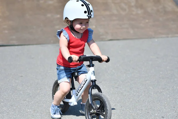 Orenburg Russland Juli 2017 Jahr Kleine Kinder Lernen Reiten Auf — Stockfoto