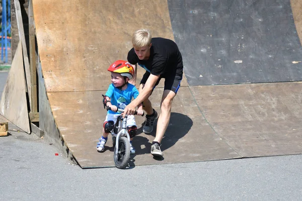 Orenburg Rusia Julio 2017 Año Los Niños Pequeños Aprenden Montar —  Fotos de Stock