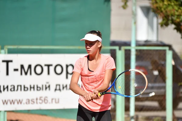 Orenburg Russie Août 2017 Année Jeune Fille Jouant Tennis Sur — Photo