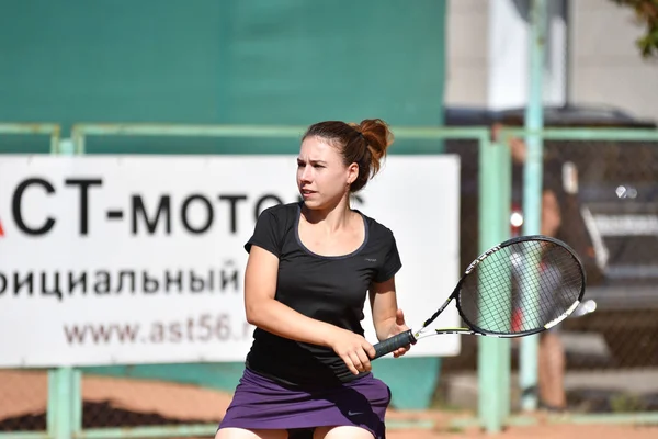 Orenburg Russia Agosto 2017 Anno Ragazza Che Gioca Tennis Sui — Foto Stock