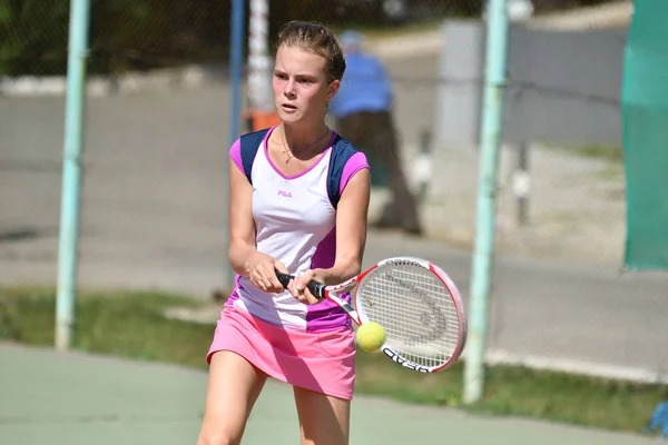 Orenburg Russie Août 2017 Année Jeune Fille Jouant Tennis Sur — Photo