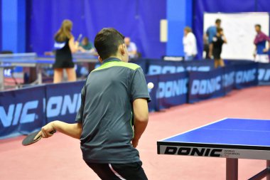 Orenburg, Rusya Federasyonu - 14 Eylül 2017 yıl: ping pong Orenburg bölgesi Şampiyonası atletler arasında masa tenisi 1996 yılında doğdu ve Genç oynayan çocuklar