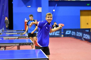 Orenburg, Rusya Federasyonu - 14 Eylül 2017 yıl: ping pong Orenburg bölgesi Şampiyonası atletler arasında masa tenisi 1996 yılında doğdu ve Genç oynayan çocuklar