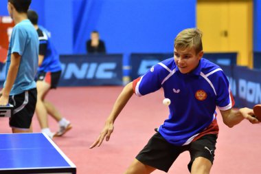 Orenburg, Rusya Federasyonu - 14 Eylül 2017 yıl: ping pong Orenburg bölgesi Şampiyonası atletler arasında masa tenisi 1996 yılında doğdu ve Genç oynayan çocuklar