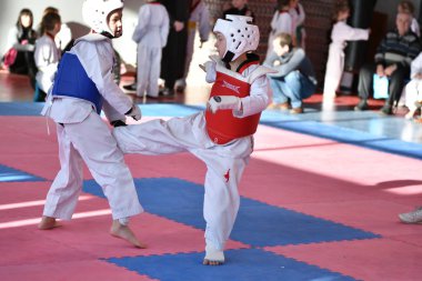 Orenburg, Rusya - 27 Ocak 2018: Çocuklar Olimpiyat Rezerv Okulu 'ndaki tekvandoda yarışıyorlar. 6.