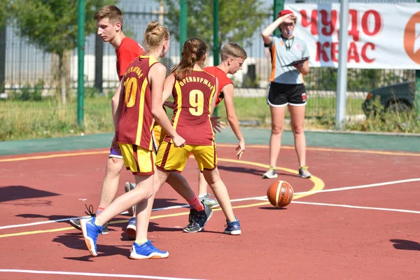 Orenburg Rusia Julio 2017 Año Niñas Niños Juegan Street Basketball —  Fotos de Stock