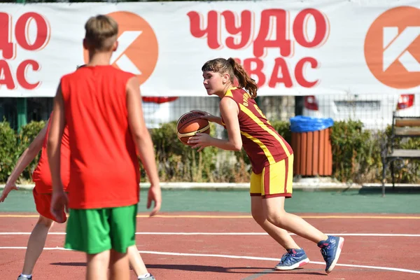 Orenburg Rosja Lipca 2017 Roku Dziewcząt Chłopców Grać Koszykówkę Street — Zdjęcie stockowe