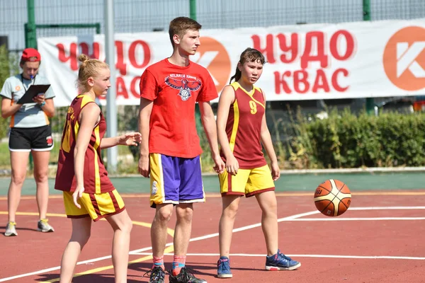 Orenburg Rusia Julio 2017 Año Niñas Niños Juegan Street Basketball —  Fotos de Stock